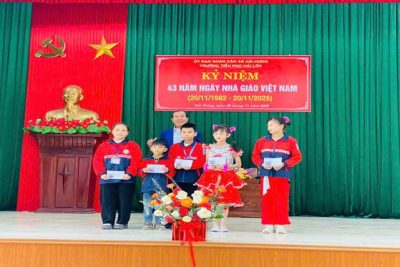 THẦY TRÒ TRƯỜNG TIỂU HỌC TƯNG BỪNG CHÀO ĐÓN NGÀY NHÀ GIÁO VIỆT NAM 20/11